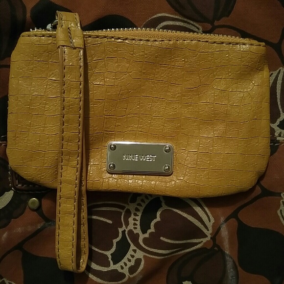 🔴SOLD🔴 Nine West Leather Wristlet - Picture 1 of 5